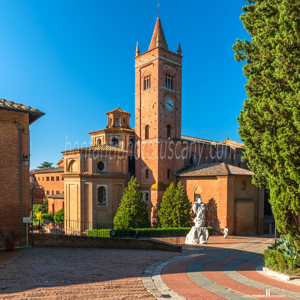 monte oliveto maggiore abbey - large square in front of the abbey #2.jpg