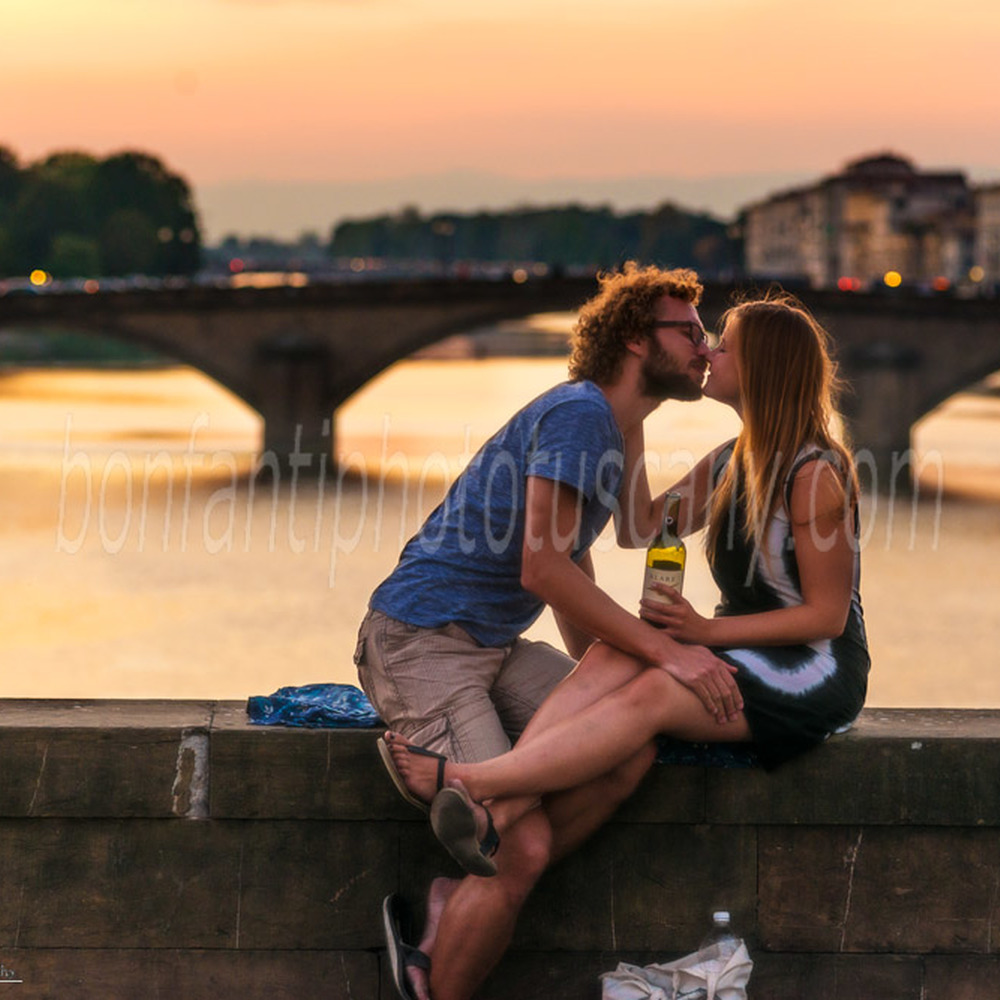 turisti innamorati sul ponte santa trinita di firenze.jpg