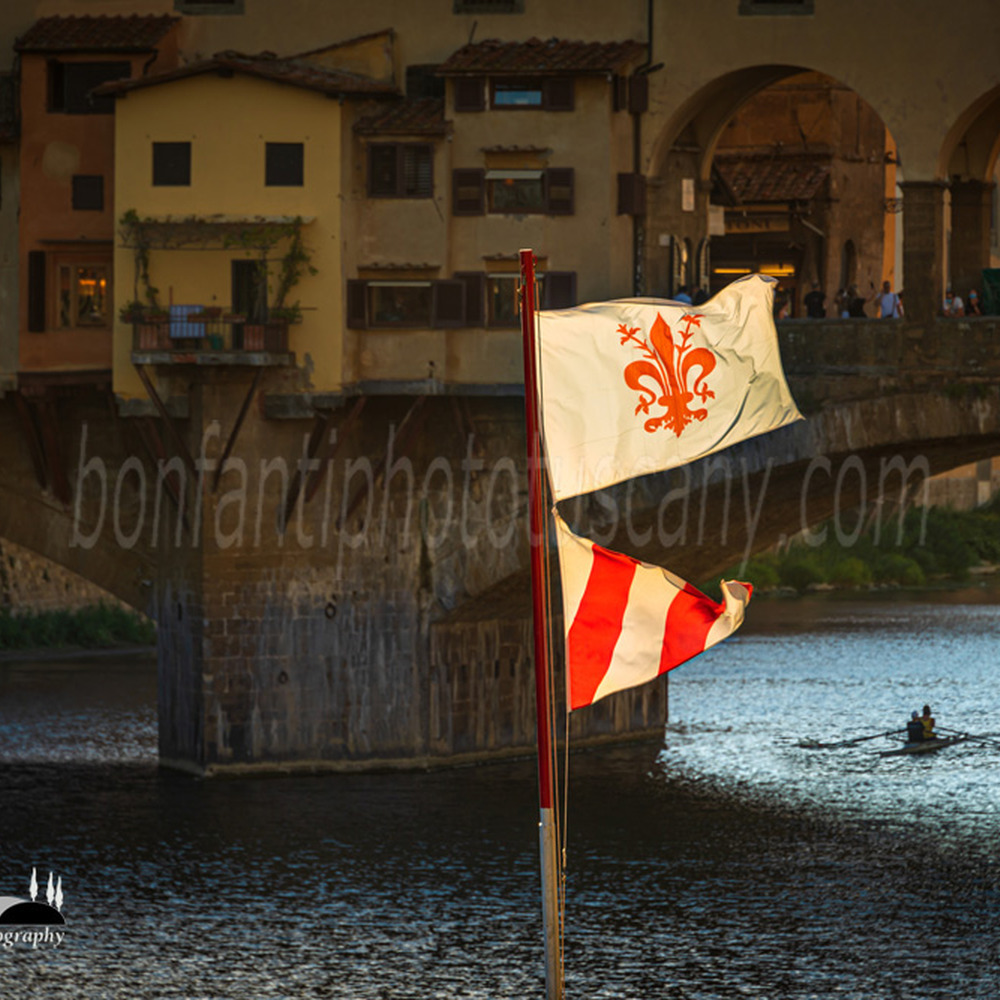 il giglio rosso di Firenze sventola sull'Arno.jpg