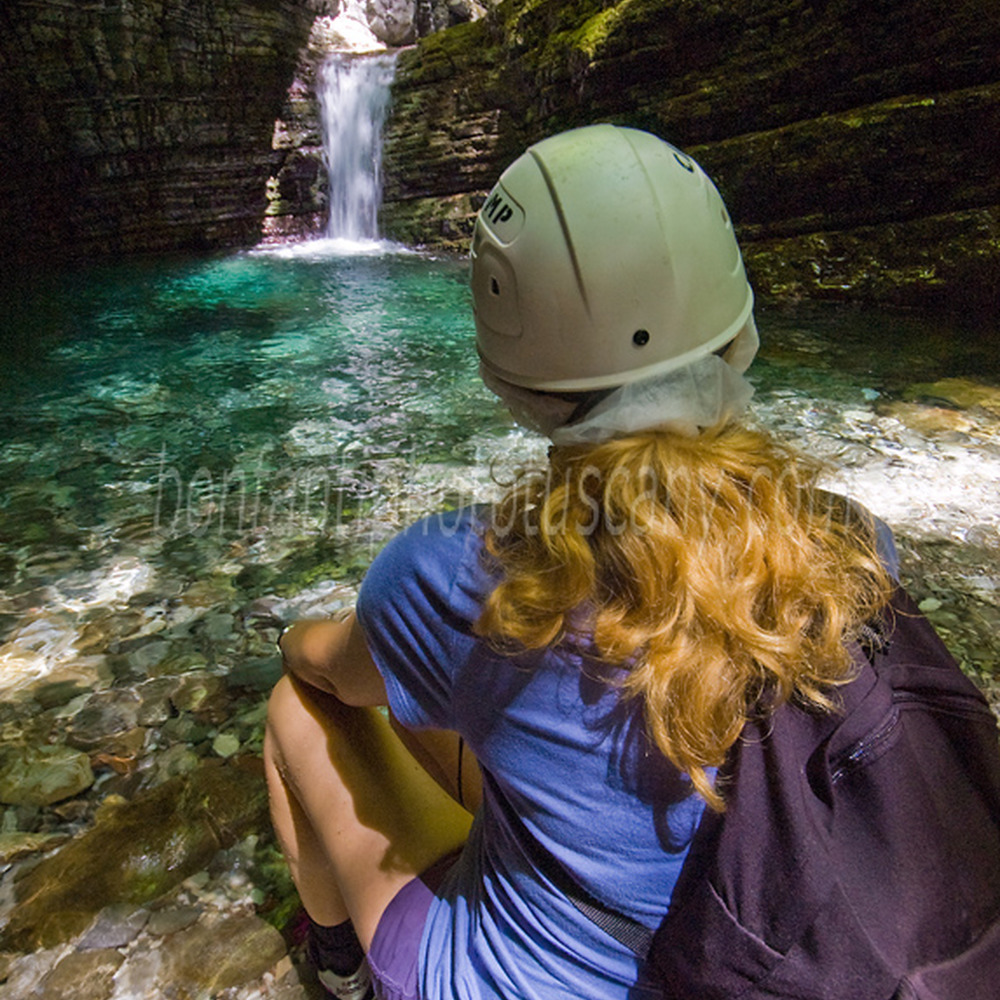 orrido di botri #4 escursionista osserva la cascata della piscina.jpg