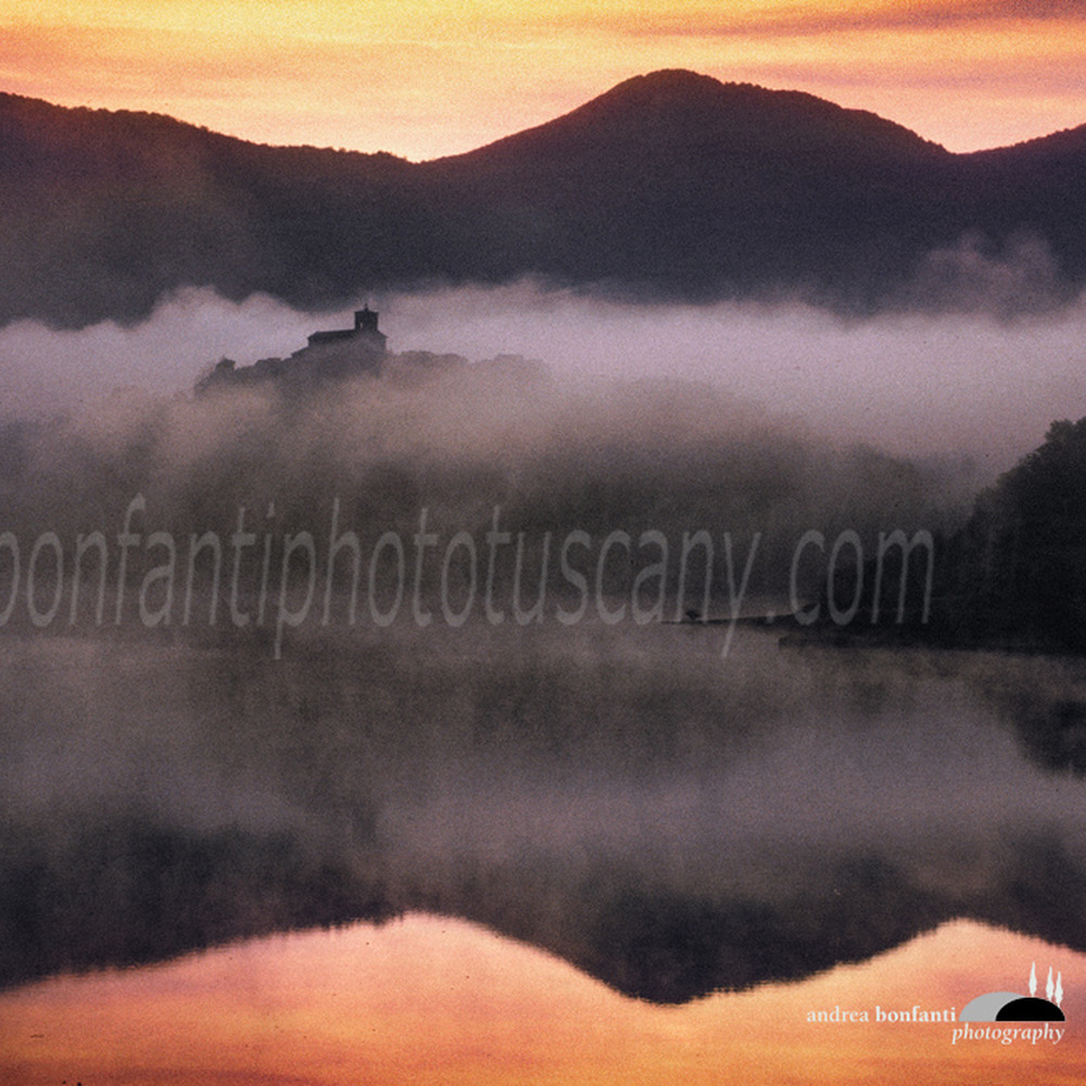il lago e borgo di vagli nelle brume mattutine d'autunno.jpg