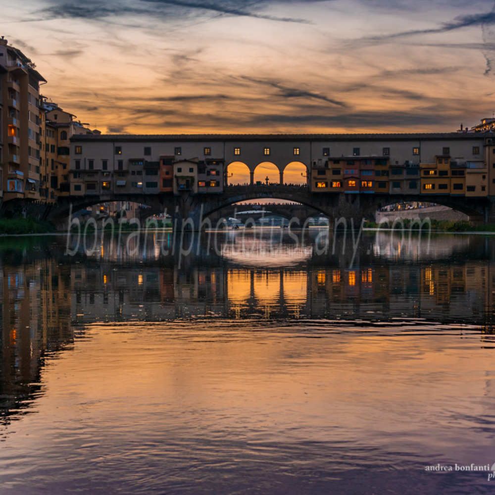 ponte vecchio e riflessi viola dopo il tramonto da arnoboat.jpg