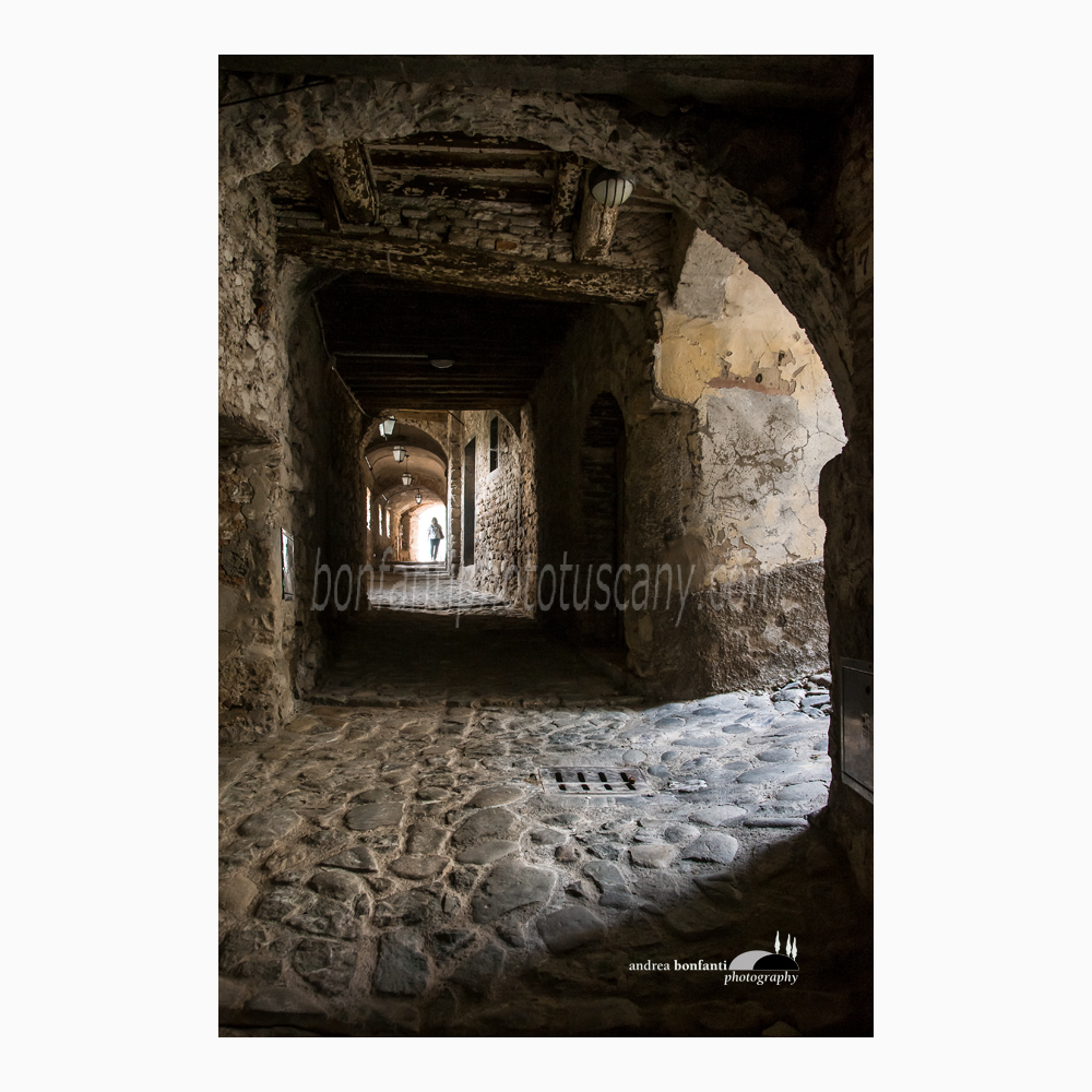 vicolo in tunnel a ghivizzano.jpg vicolo in tunnel a ghivizzano.jpg