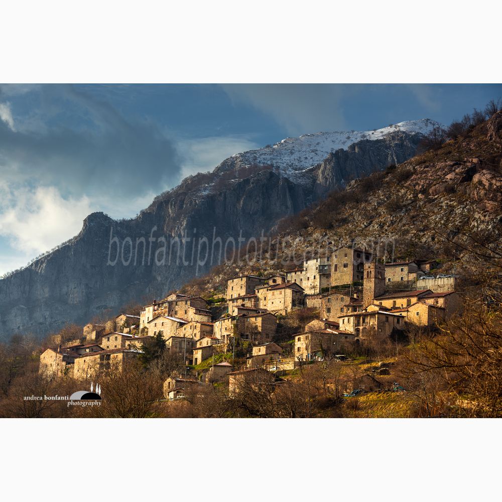 borgo di sassorosso e pania di corfino in inverno.jpg borgo di sassorosso e pania di corfino in inverno.jpg
