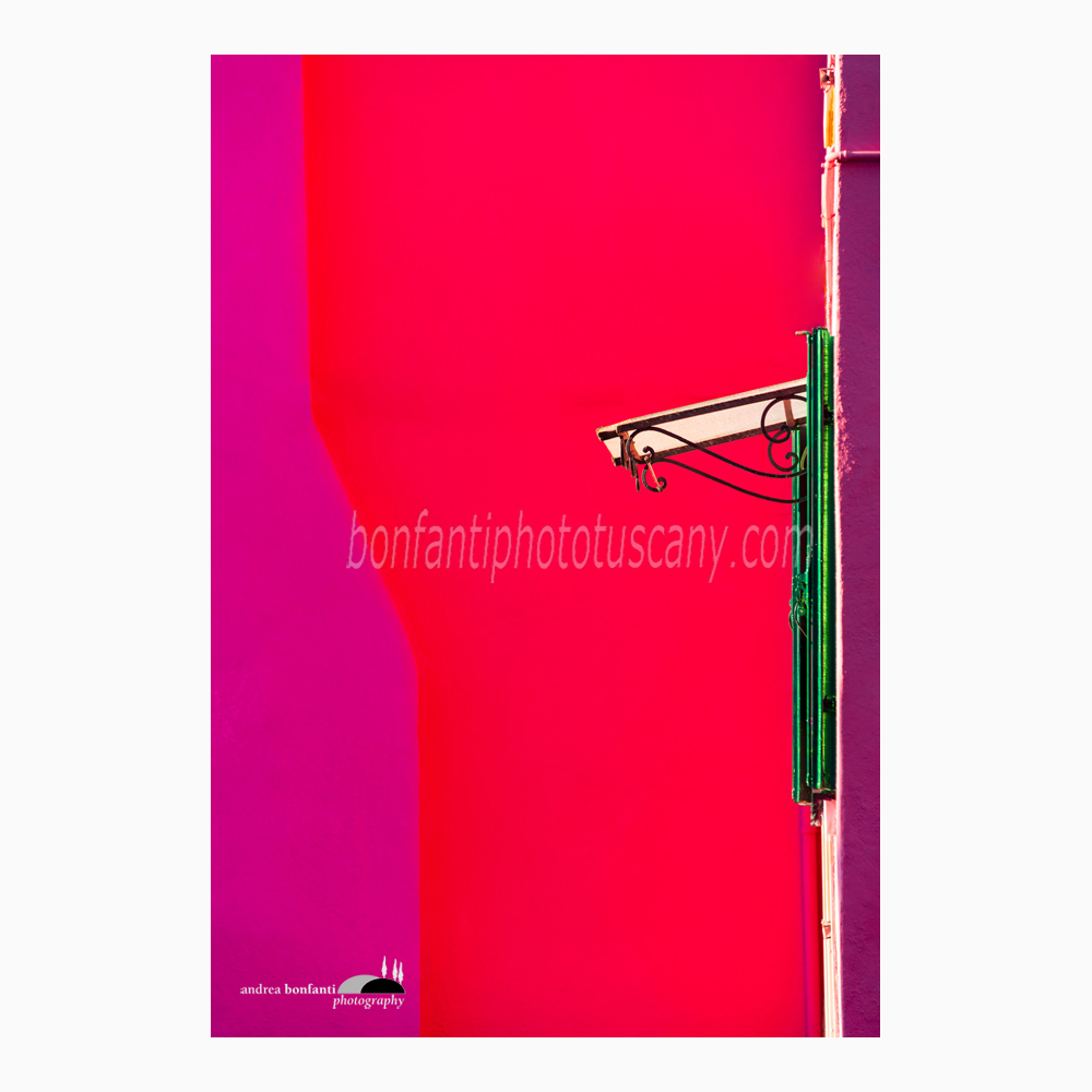 persiana verde di lato su fondo rosso e viola.jpg persiana verde di lato su fondo rosso e viola.jpg