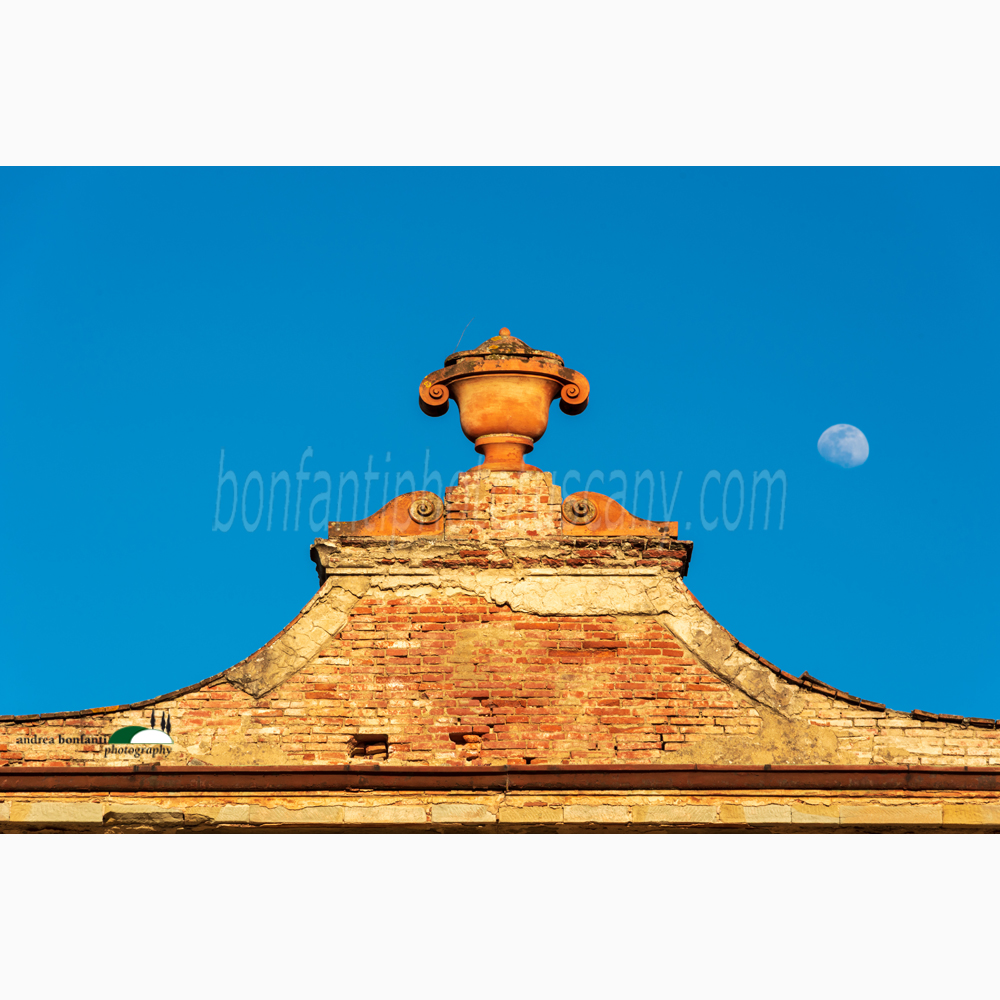 timpano decorato di una villa di via san leonardo con luna piena nel cielo della sera.jpg timpano decorato di una villa di via san leonardo con luna piena nel cielo della sera.jpg