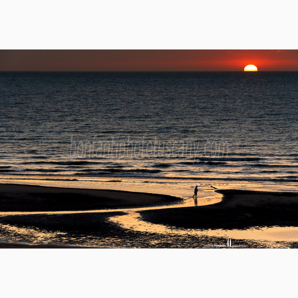 st.idesbald north sea - walking on low tide at sunset.jpg st.idesbald north sea - walking on low tide at sunset.jpg