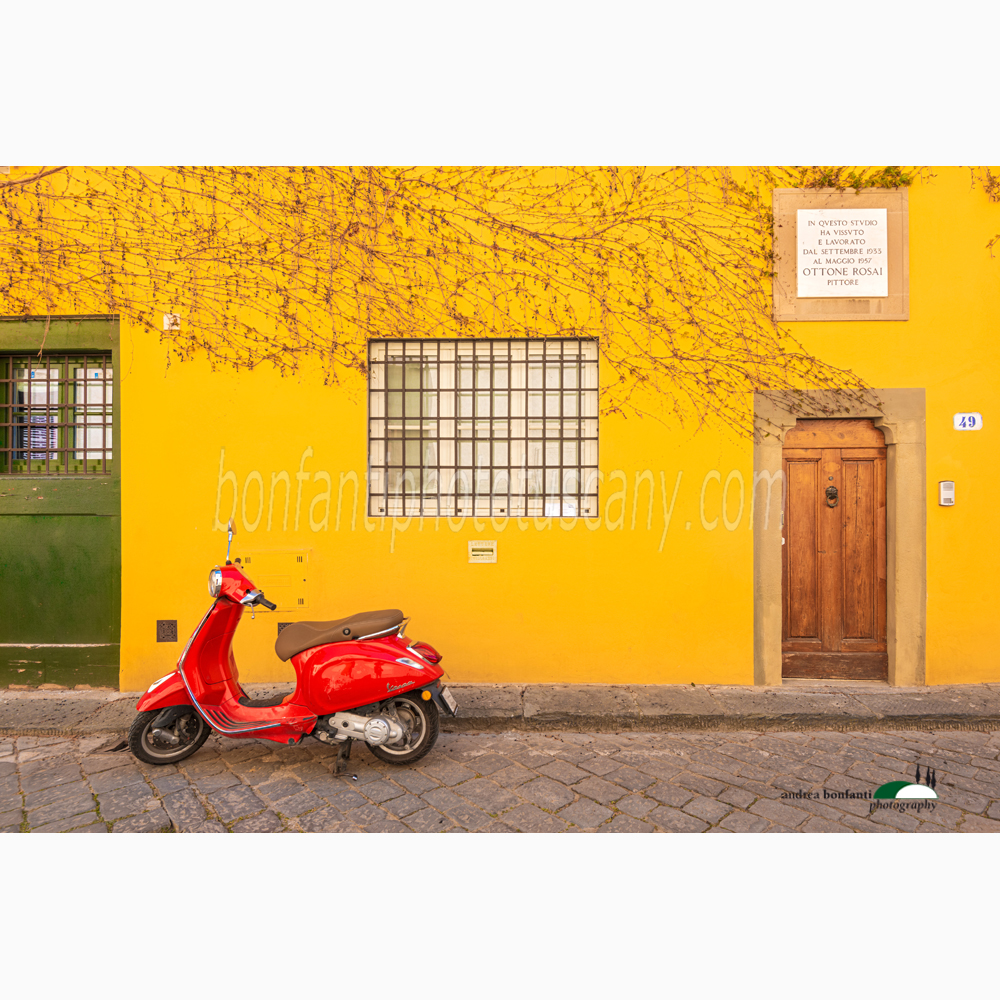 una vespa rossa parcheggiata davanti alla casa studio che fu di ottone rosai in via san leonardo, 49.jpg una vespa rossa parcheggiata davanti alla casa studio che fu di ottone rosai in via san leonardo, 49.jpg