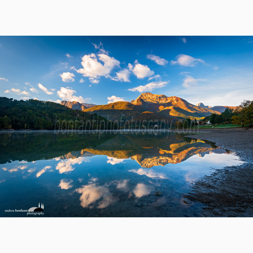 riflessi delle vette apuane nel lago di gramolazzo all'alba.jpg riflessi delle vette apuane nel lago di gramolazzo all'alba.jpg