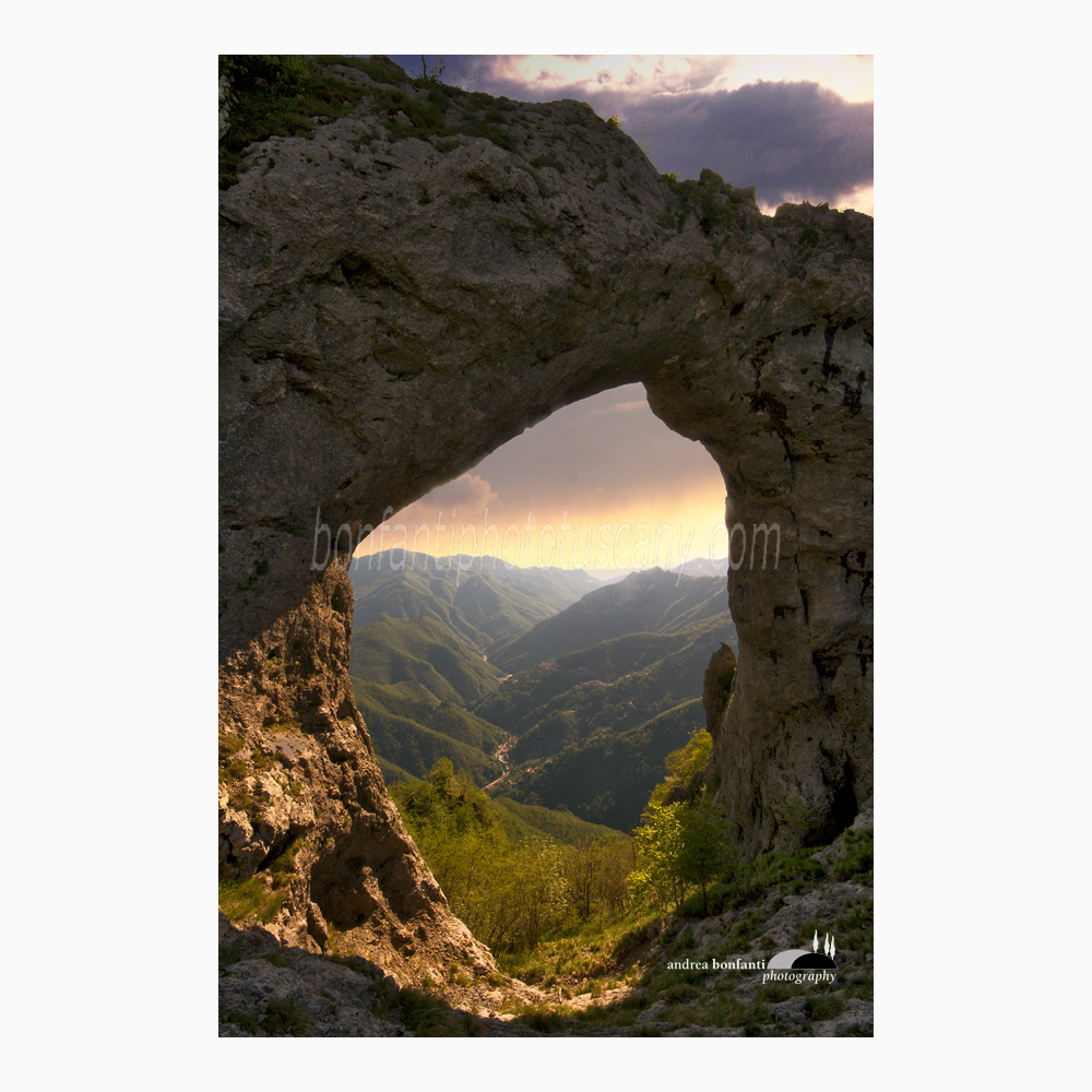 monte forato una finestra sulla versilia.jpg monte forato una finestra sulla versilia.jpg