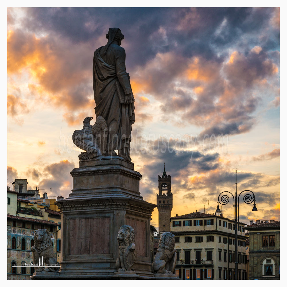statua di Dante in piazza Santa Croce a Firenze