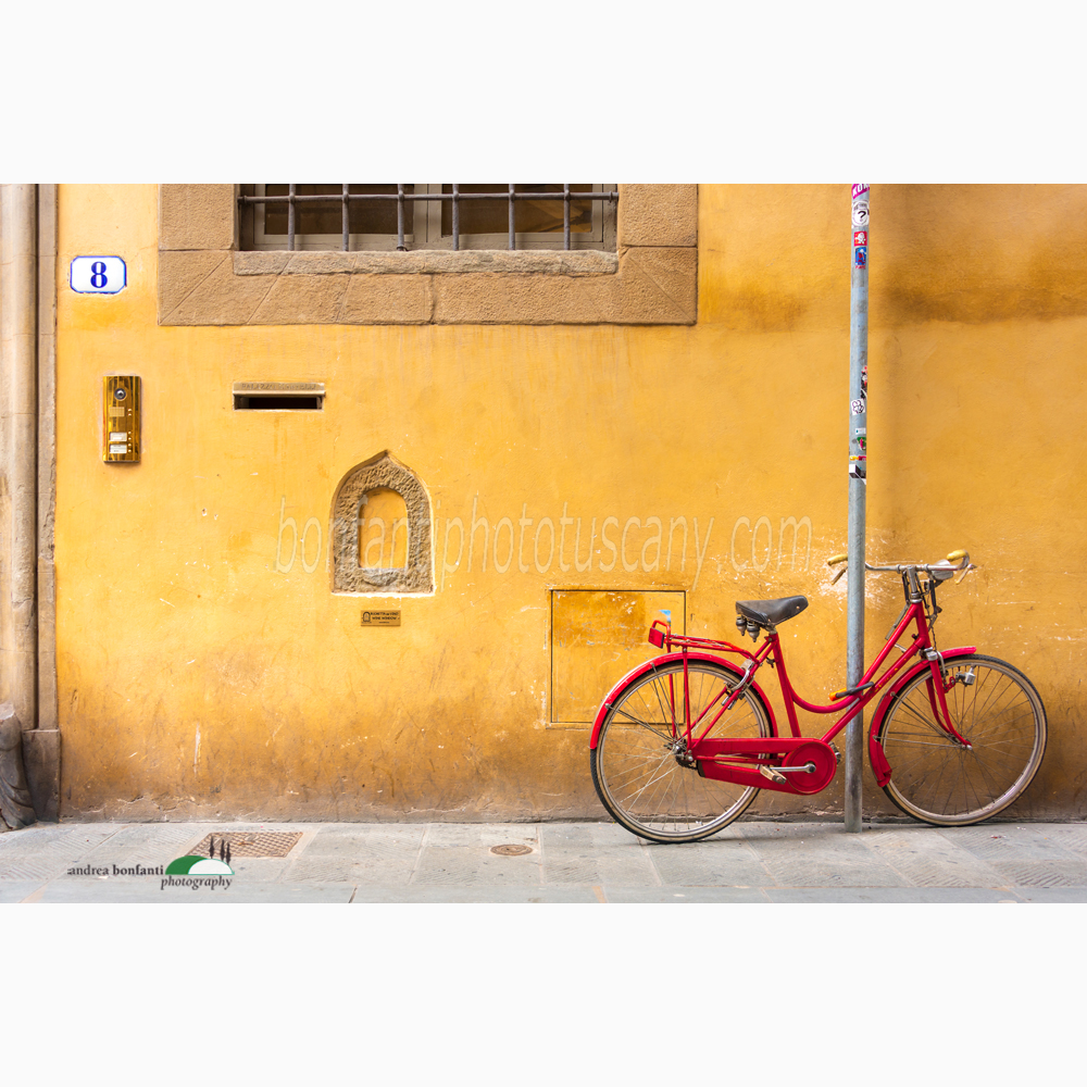 a wine window and a red bike in via zannetti.jpg