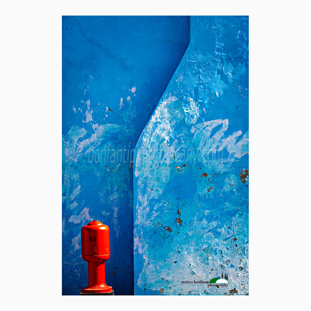 muro sbrecciato blu e punto di rosso.jpg muro sbrecciato blu e punto di rosso.jpg