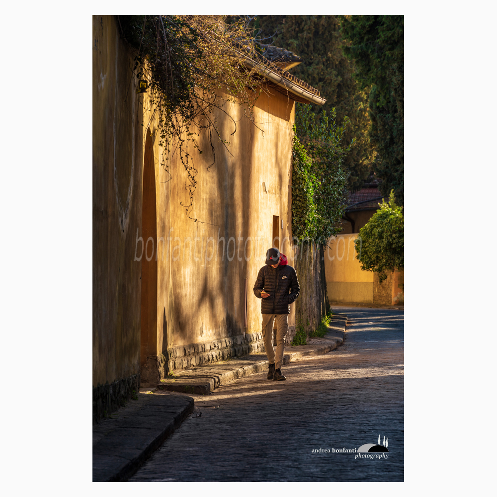 uno scorcio campestre di via san leonardo stretta fra i muri con un ragazzo che passeggia in un tardo pomeriggio invernale.jpg uno scorcio campestre di via san leonardo stretta fra i muri con un ragazzo che passeggia in un tardo pomeriggio invernale.jpg
