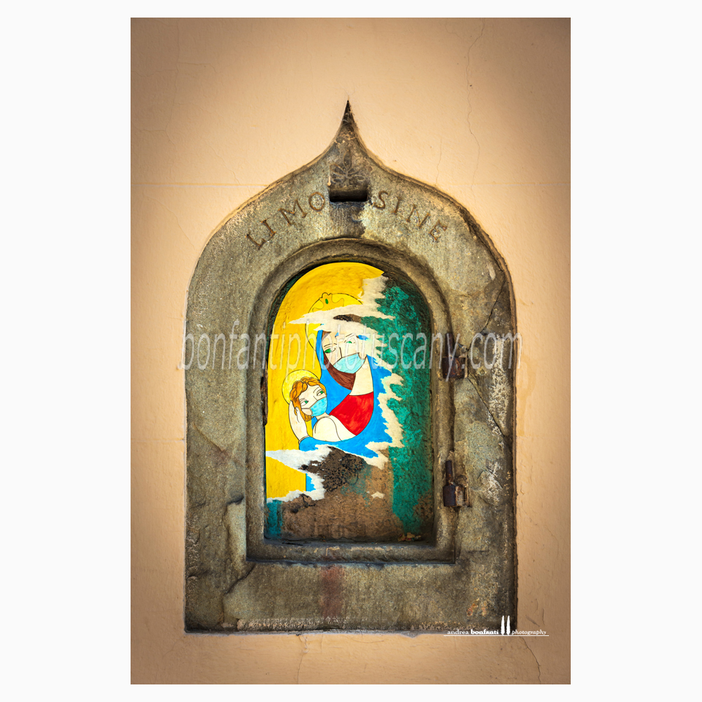a wine window in piazza Sant'Ambrogio, Florence.jpg