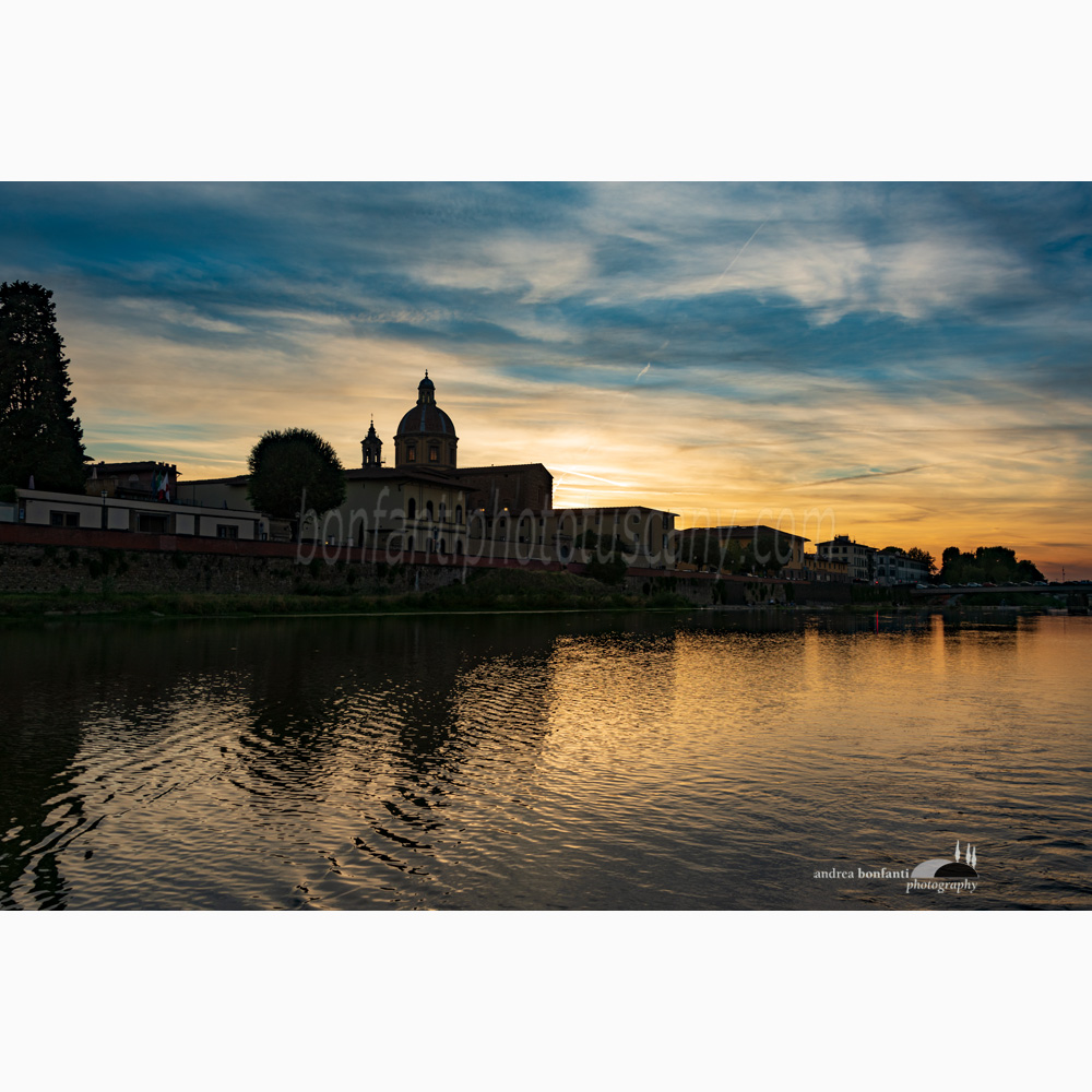 a silhouette of lungarno soderini floating on arnoboat.jpg