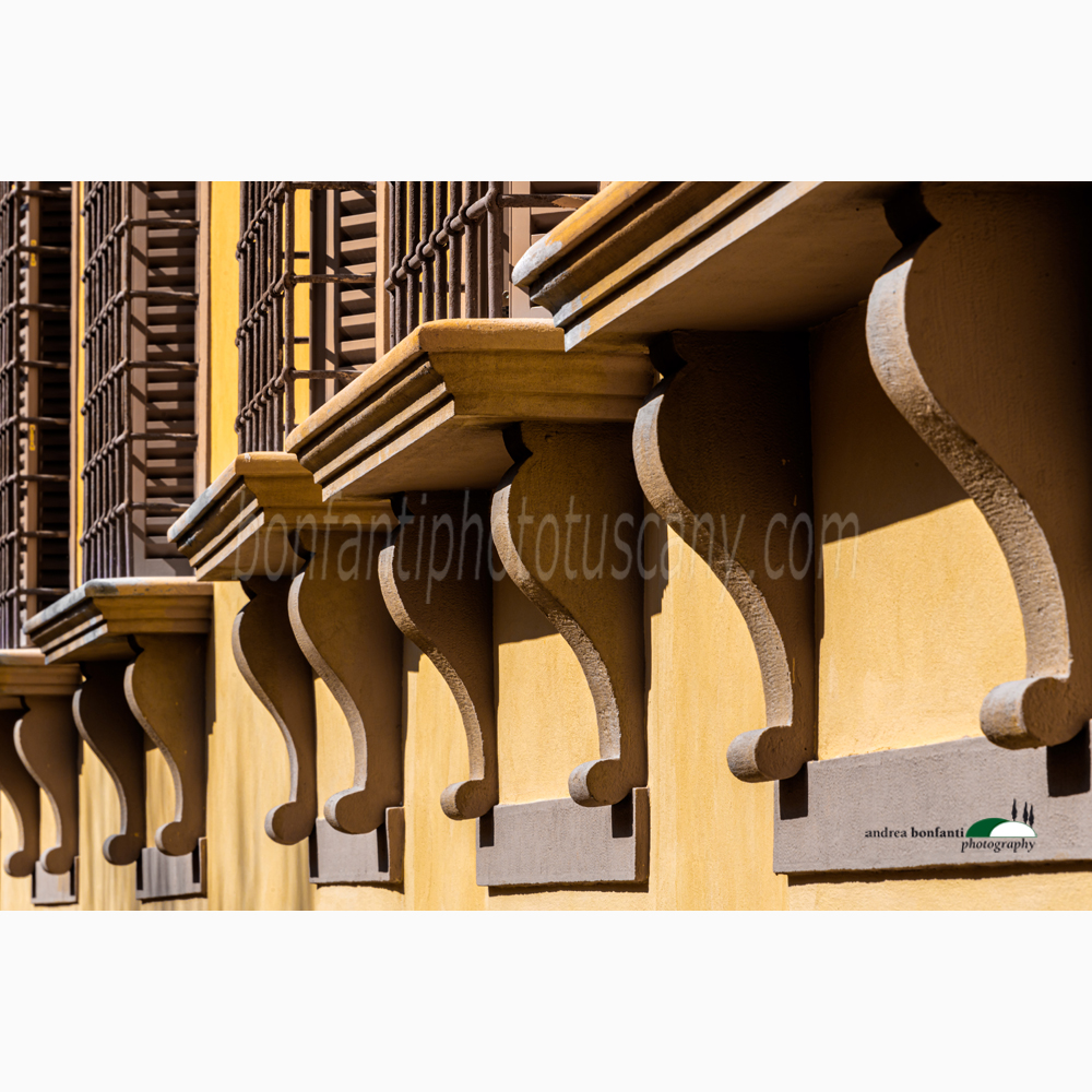 una decorativa fila serrata di finestre inginocchiate pertinenza di una villa si allungano su via san leonardo.jpg una decorativa fila serrata di finestre inginocchiate pertinenza di una villa si allungano su via san leonardo.jpg