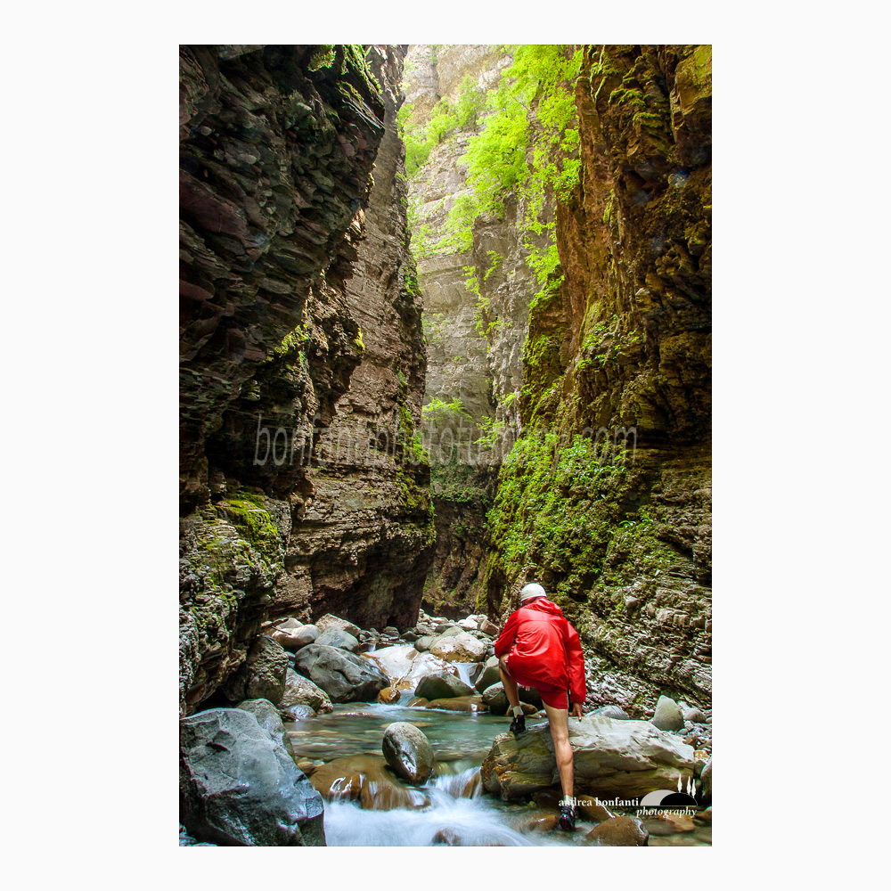 orrido di Botri #3 escursionista alle prigioni.jpg orrido di Botri #3 escursionista alle prigioni.jpg