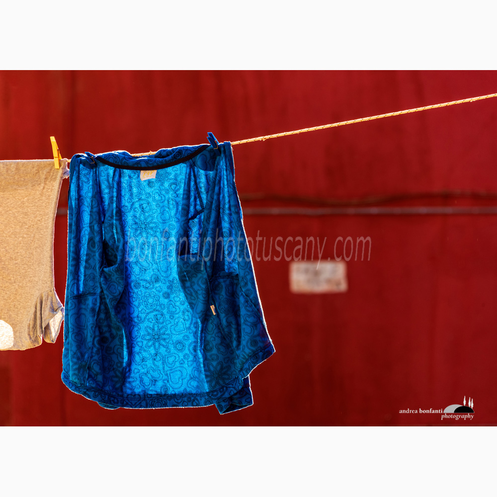 panno blu controluce su rosso.jpg panno blu controluce su rosso.jpg