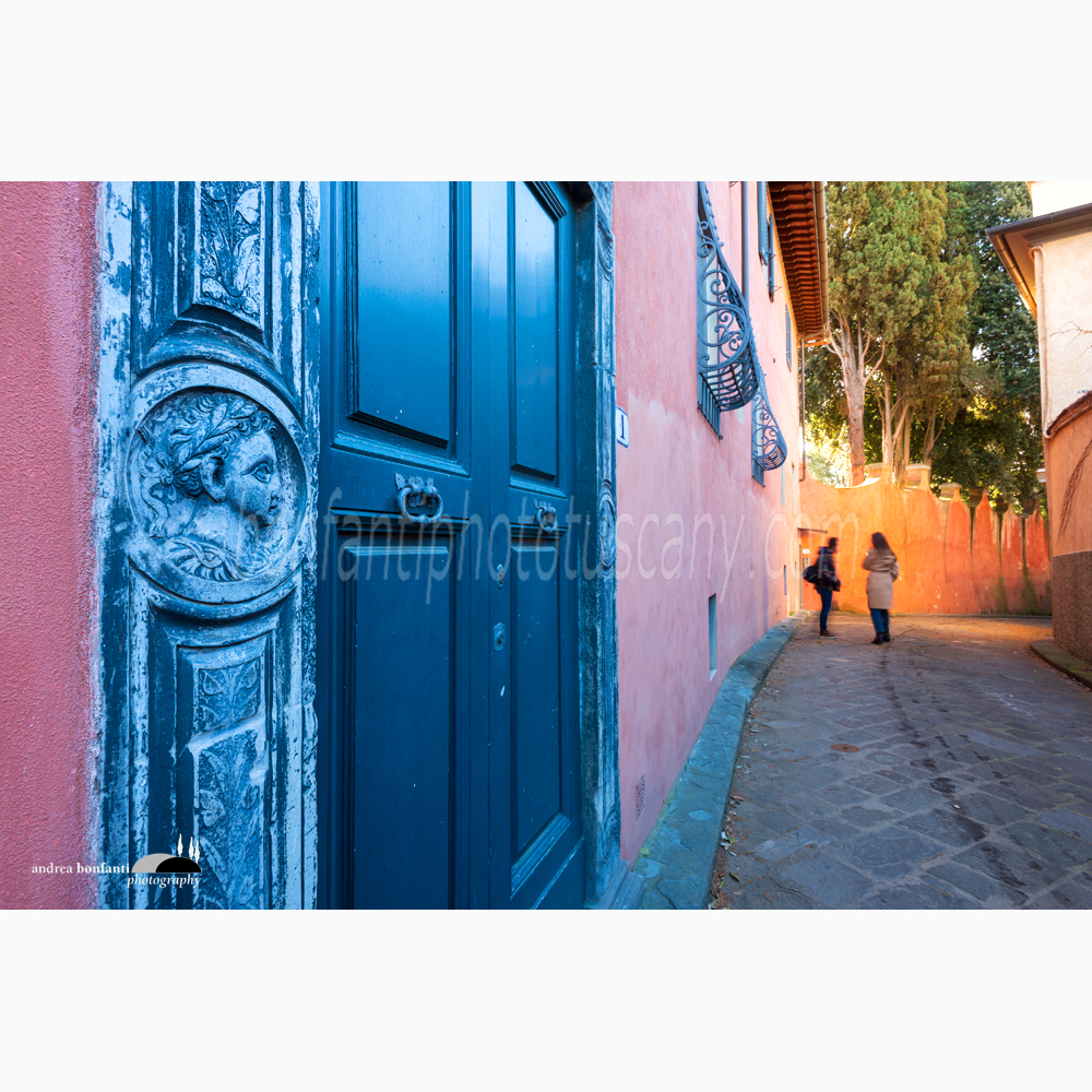 il portale laterale di villa lauder in via schiaparelli una traversa di via san leonardo che immette sul viale dei colli.jpg il portale laterale di villa lauder in via schiaparelli una traversa di via san leonardo che immette sul viale dei colli.jpg