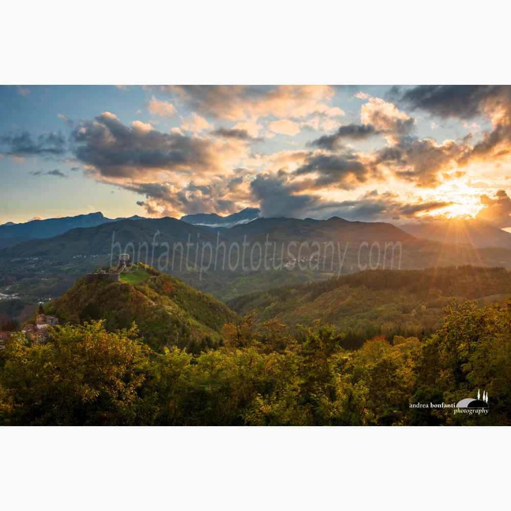 fortezza delle verrucole al tramonto.jpg fortezza delle verrucole al tramonto.jpg