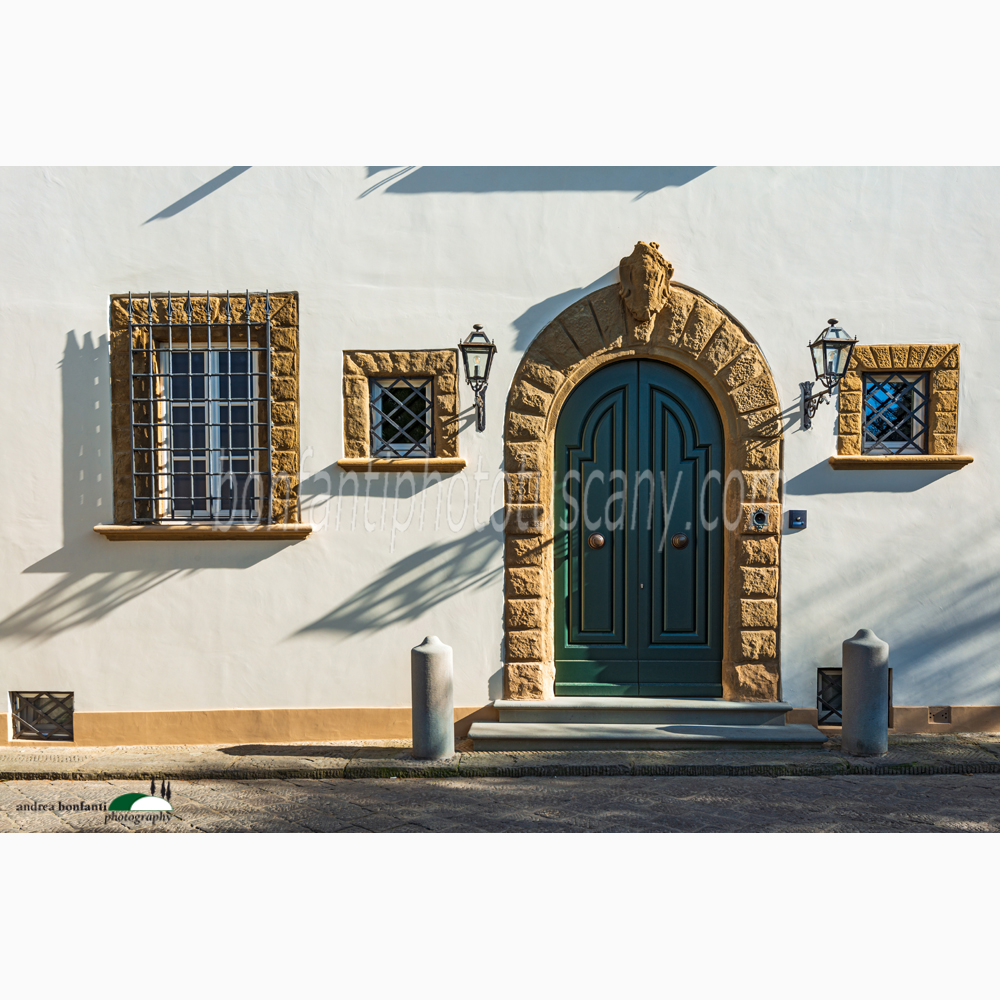 il portale d’ingresso di villa sant’agnese in via san leonardo con ombre che si allungano sul muro nel tardo pomeriggio.jpg il portale d’ingresso di villa sant’agnese in via san leonardo con ombre che si allungano sul muro nel tardo pomeriggio.jpg