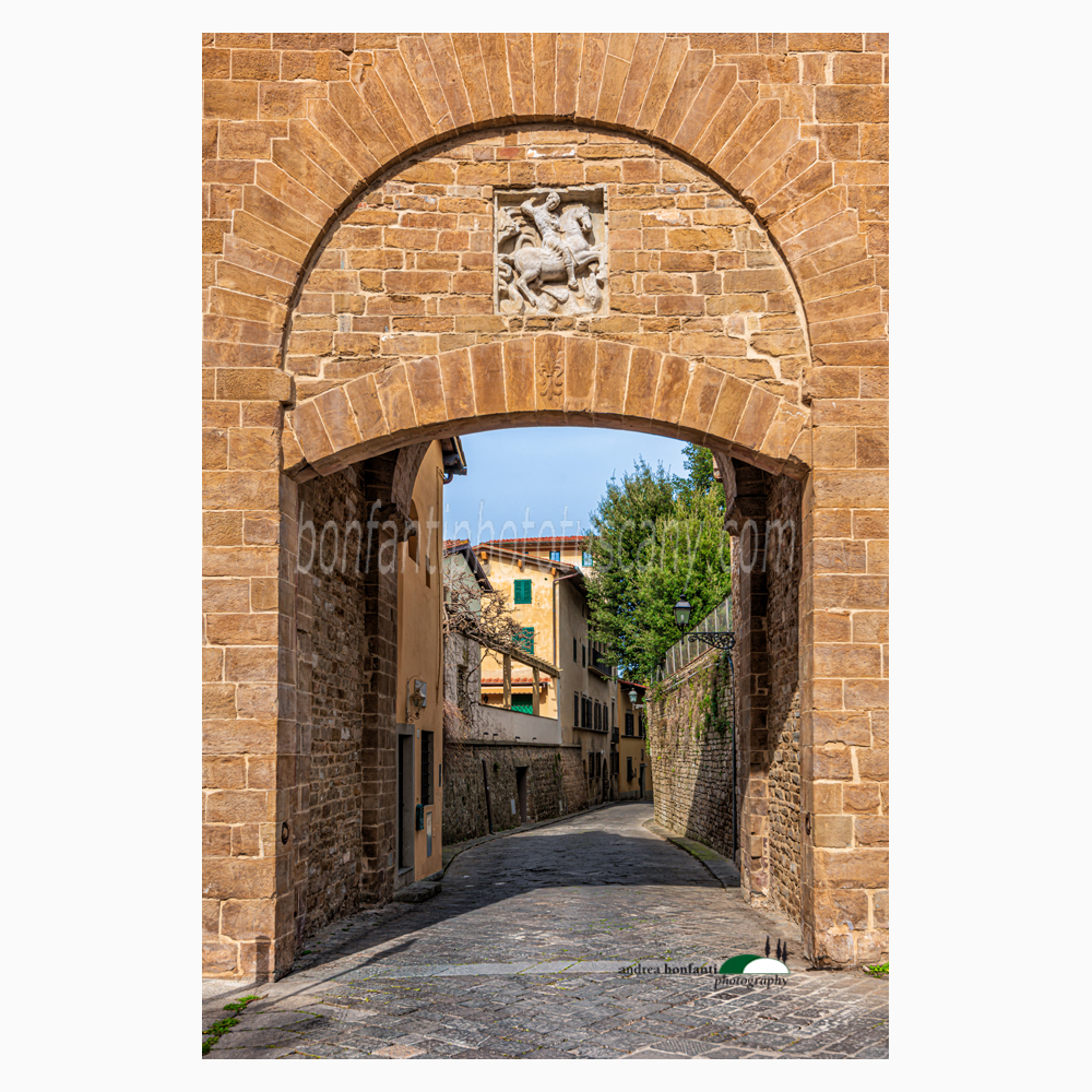 l’arco di porta san giorgio inquadra la costa san giorgio all’inizio di via san leonardo.jpg l’arco di porta san giorgio inquadra la costa san giorgio all’inizio di via san leonardo.jpg