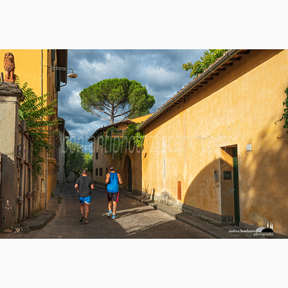 due joggers in un pomeriggio estivo in via san leonardo.jpg due joggers in un pomeriggio estivo in via san leonardo.jpg