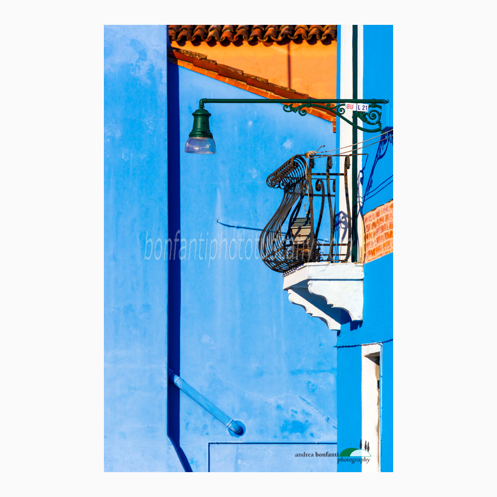balconcino di lato su blu e tocco di arancio.jpg balconcino di lato su blu e tocco di arancio.jpg