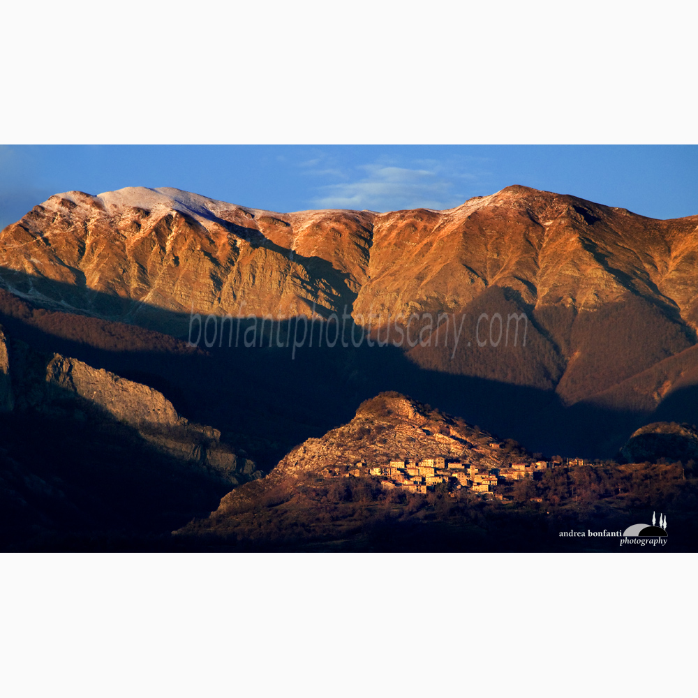 sassorosso con fondale delle montagne dell'appennino.jpg sassorosso con fondale delle montagne dell'appennino.jpg