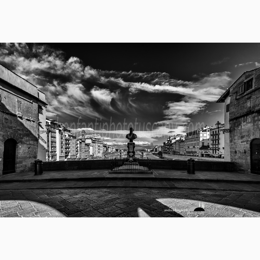 a scenery on the Ponte Vecchio of Florence at dawn.jpg a scenery on the Ponte Vecchio of Florence at dawn.jpg