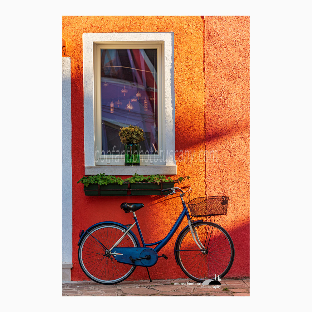 finestra e bici su fondo arancio in luce radente.jpg finestra e bici su fondo arancio in luce radente.jpg