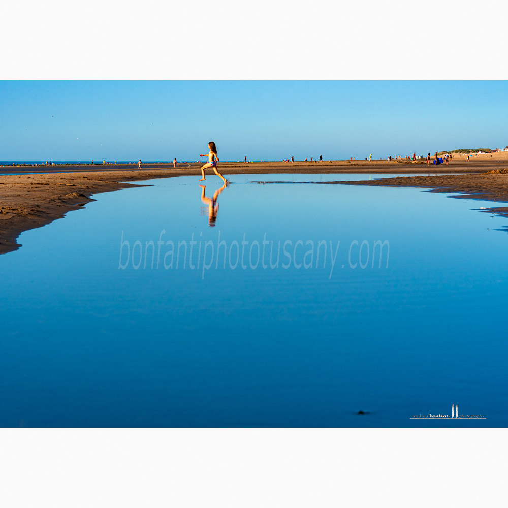 st.idesbald north sea - running on low tide.jpg st.idesbald north sea - running on low tide.jpg