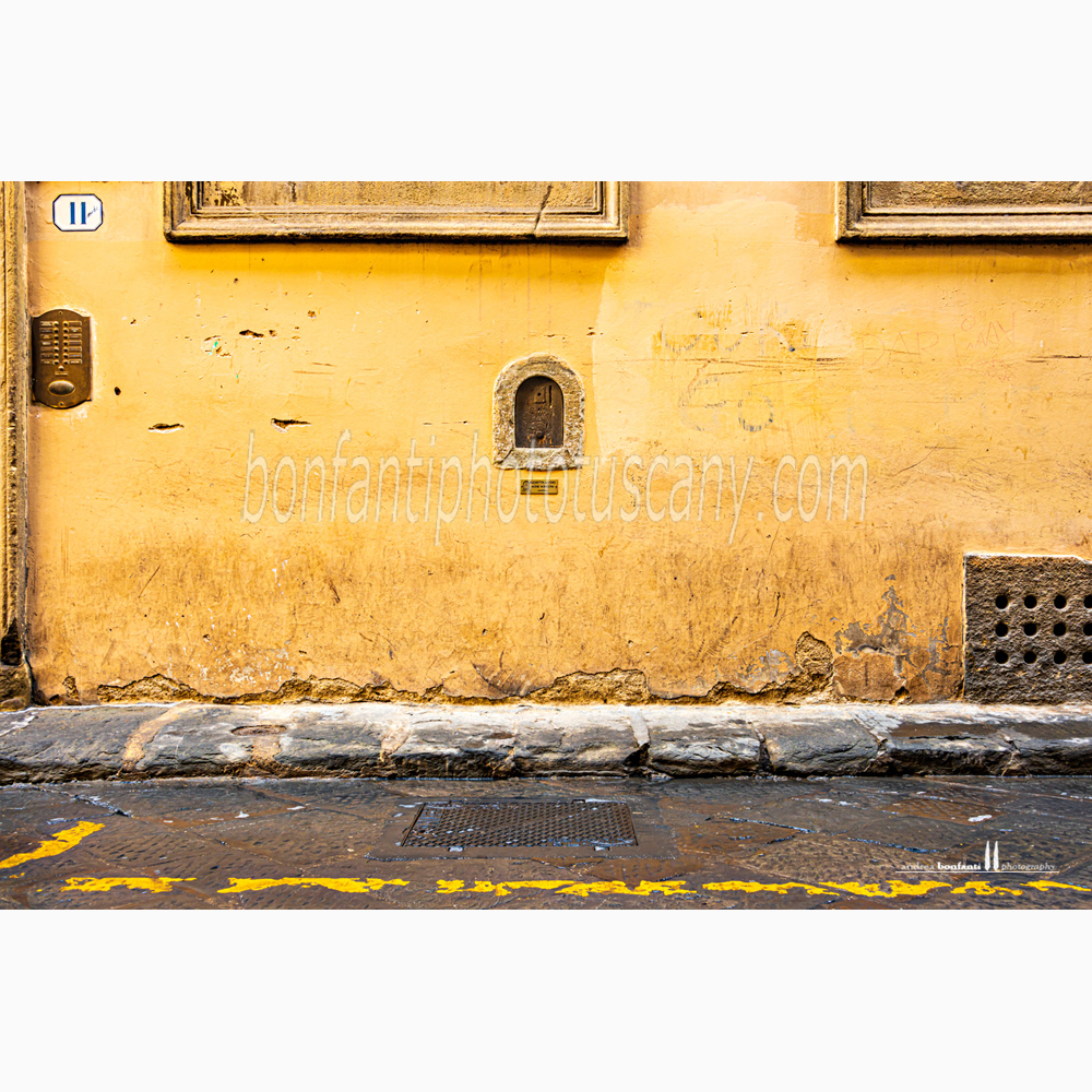 a wine window in via delle Pinzocchere, Florence.jpg