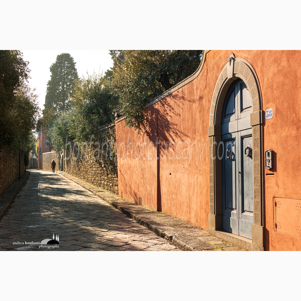 un romantico controluce invernale della via san leonardo col portale di villa lauder in primo piano.jpg un romantico controluce invernale della via san leonardo col portale di villa lauder in primo piano.jpg