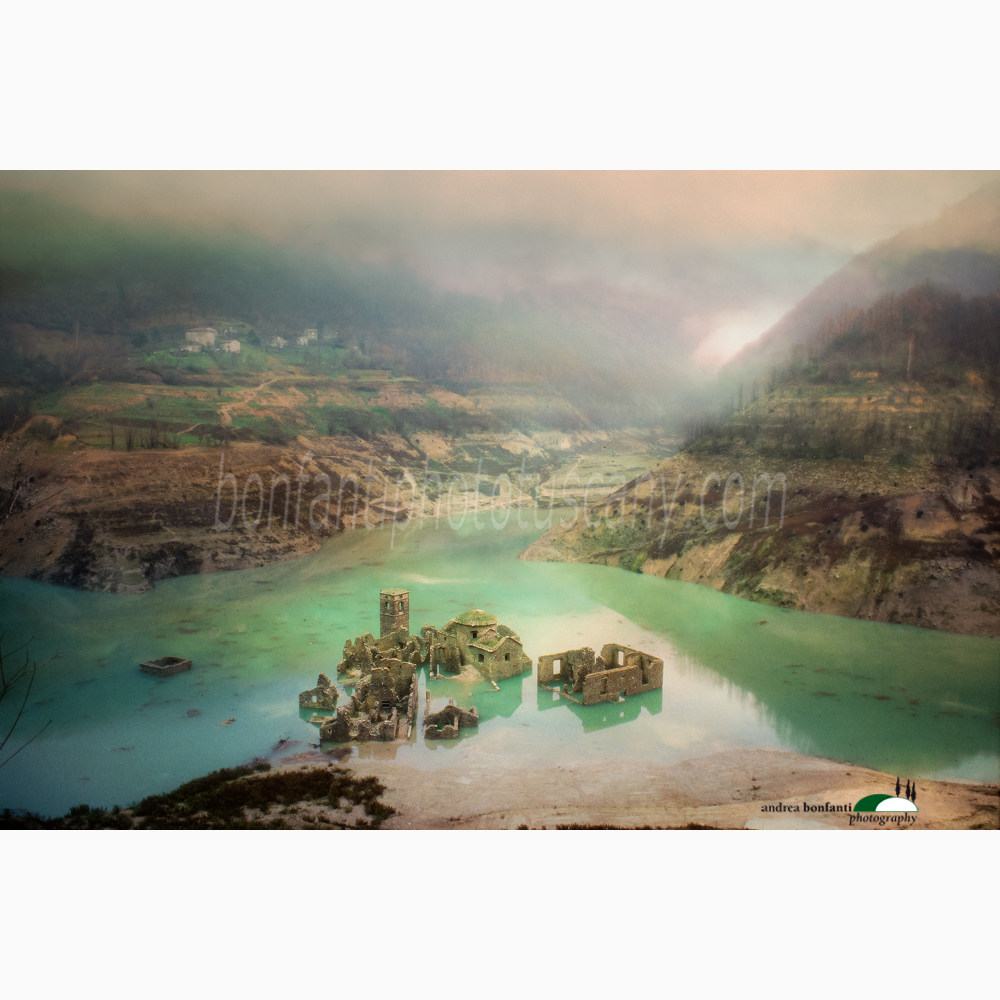 fabbriche di careggine con l'acqua nel lago #2.jpg fabbriche di careggine con l'acqua nel lago #2.jpg