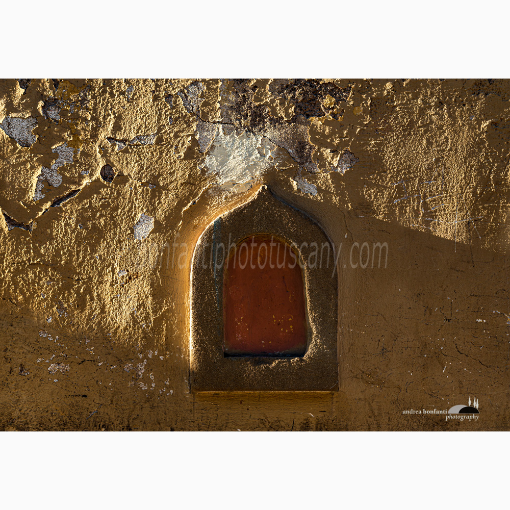 a wine window in raking light in via sant'agostino.jpg
