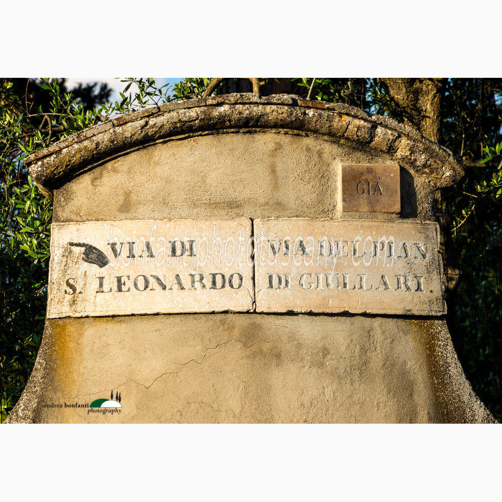 una pittorica targa stradale posta all’inizio di via san leonardo.jpg una pittorica targa stradale posta all’inizio di via san leonardo.jpg