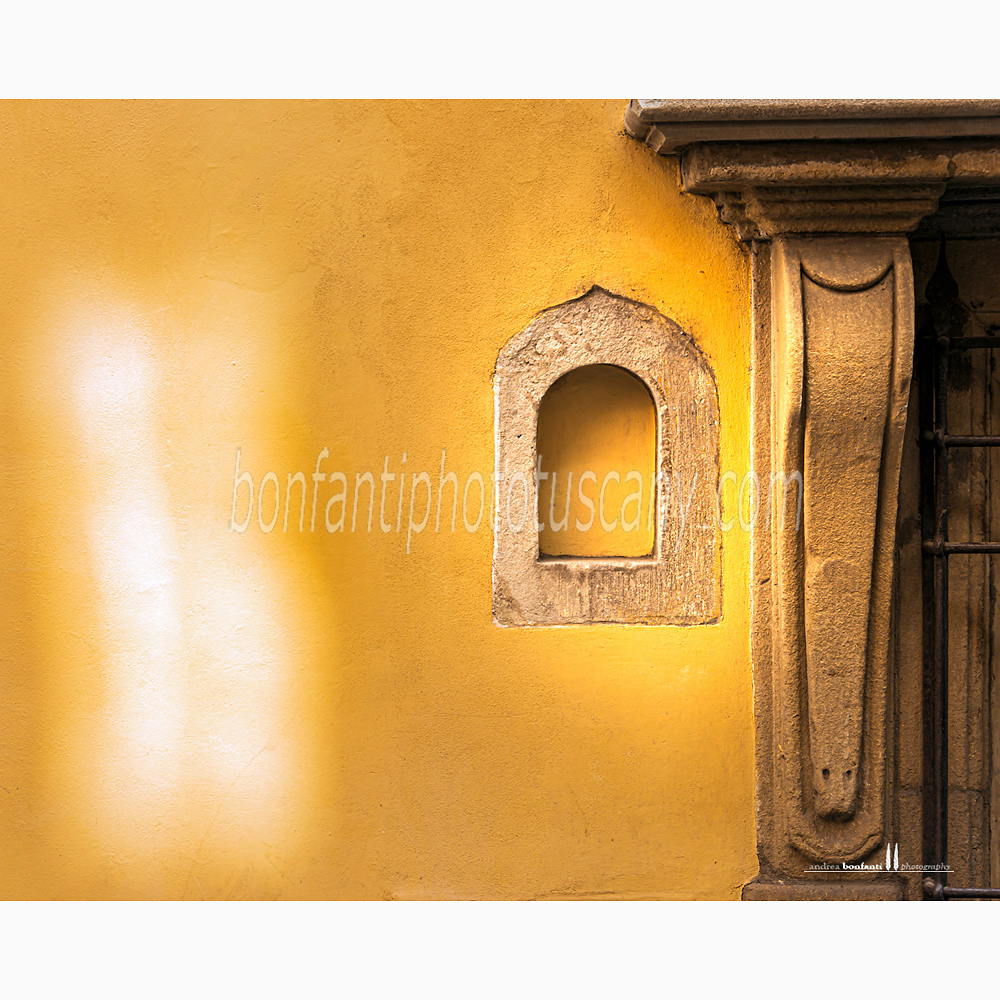 a wine window in via Maggio, Florence.jpg