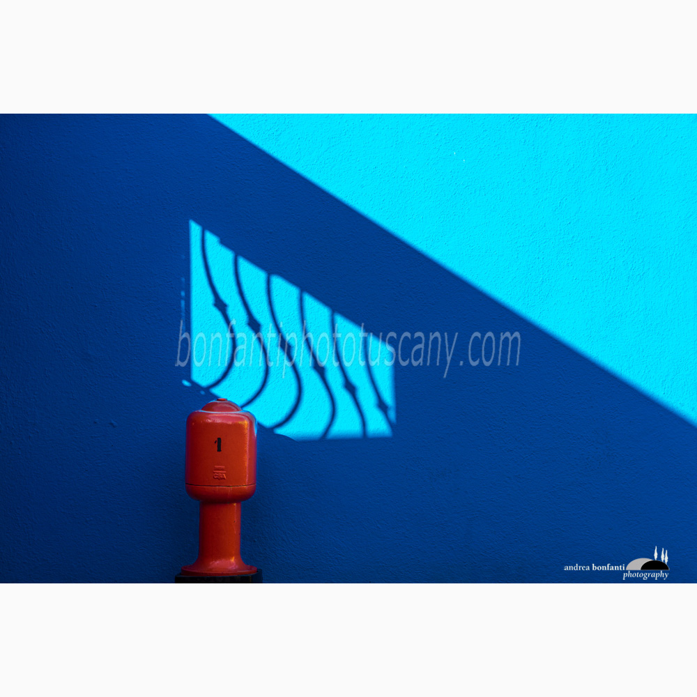 oggetto rosso su blu con ombra di grata.jpg oggetto rosso su blu con ombra di grata.jpg