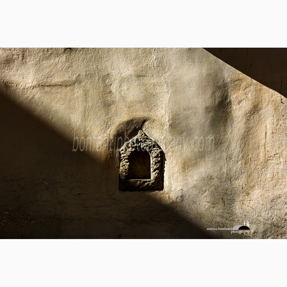 a wine window in chiaroscuro in via dei velluti.jpg