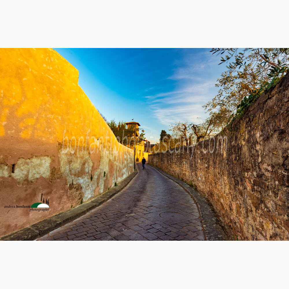 un tratto di via san leonardo stretta fra i muri con la villa razzolini spelman sullo sfondo.jpg un tratto di via san leonardo stretta fra i muri con la villa razzolini spelman sullo sfondo.jpg