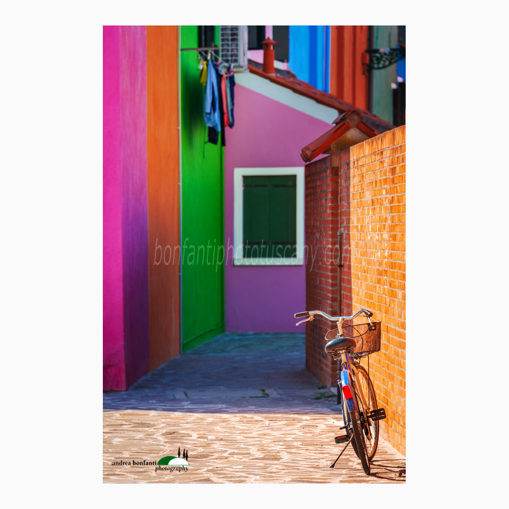 vicolo di burano con bici.jpg vicolo di burano con bici.jpg