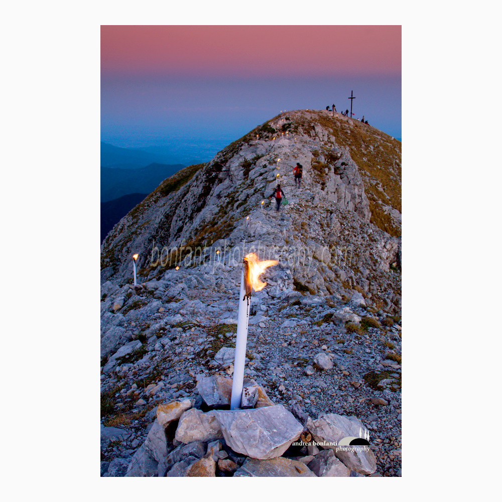 fiaccolata di agosto sulla pania della croce.jpg fiaccolata di agosto sulla pania della croce.jpg