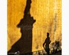 ombre vespertine su un muro di via san leonardo con un marzocco da colonna e una jogger di passaggio.jpg