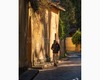 uno scorcio campestre di via san leonardo stretta fra i muri con un ragazzo che passeggia in un tardo pomeriggio invernale.jpg